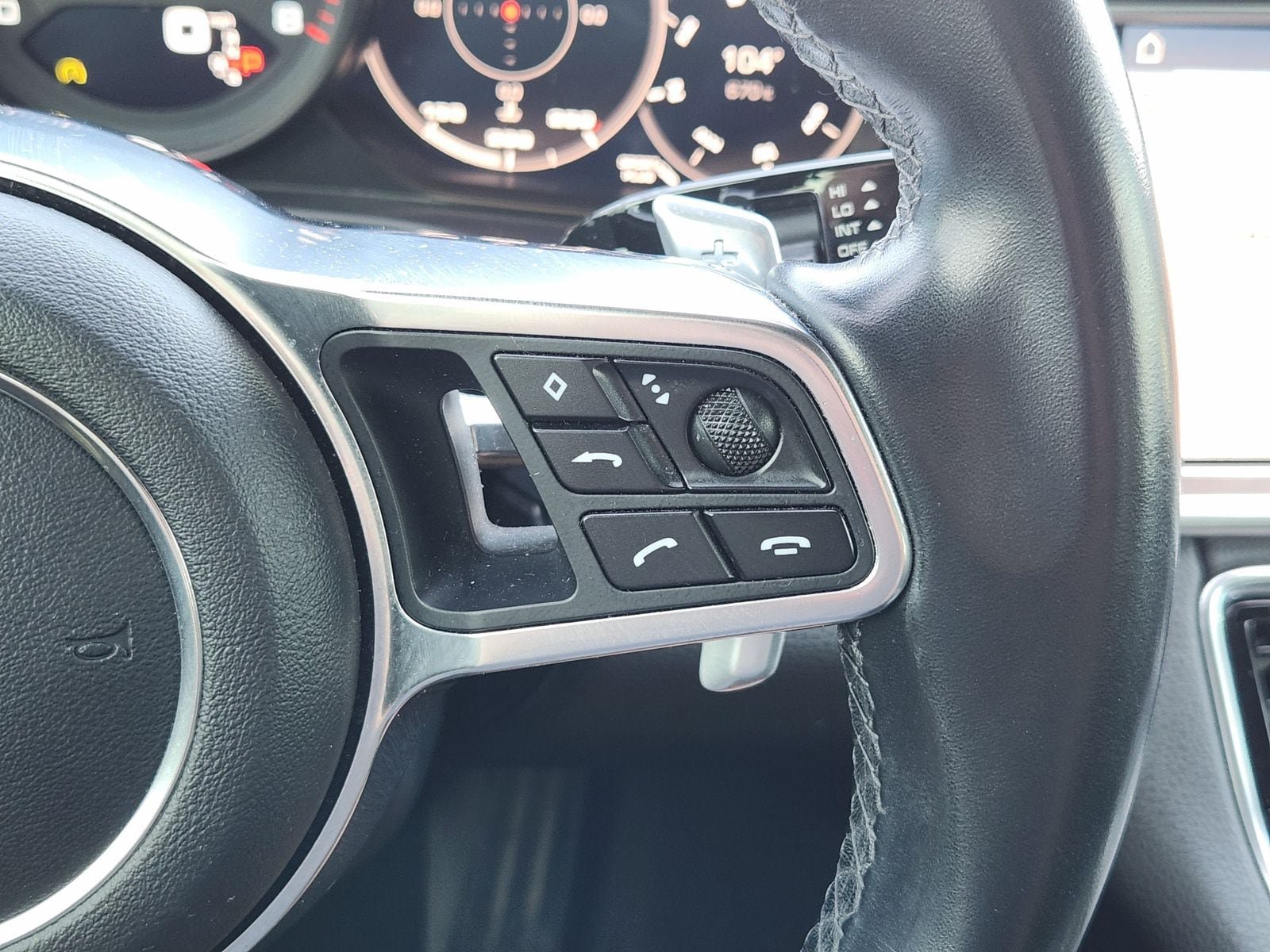 Used 2017 Porsche Panamera 4 AWD/4WD image 38