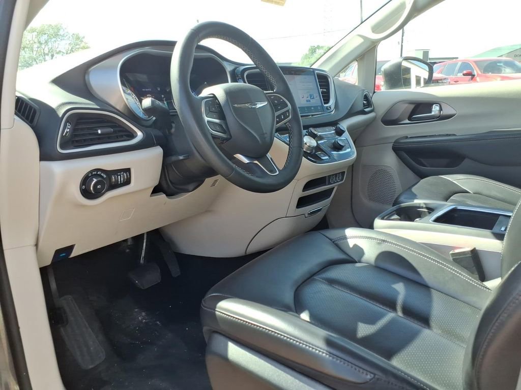 Used 2023 Chrysler Pacifica Touring-L image 19