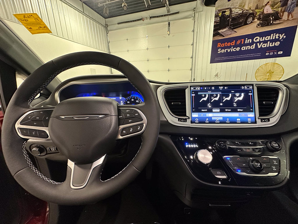 Used 2027 Chrysler Pacifica LX FWD image 41