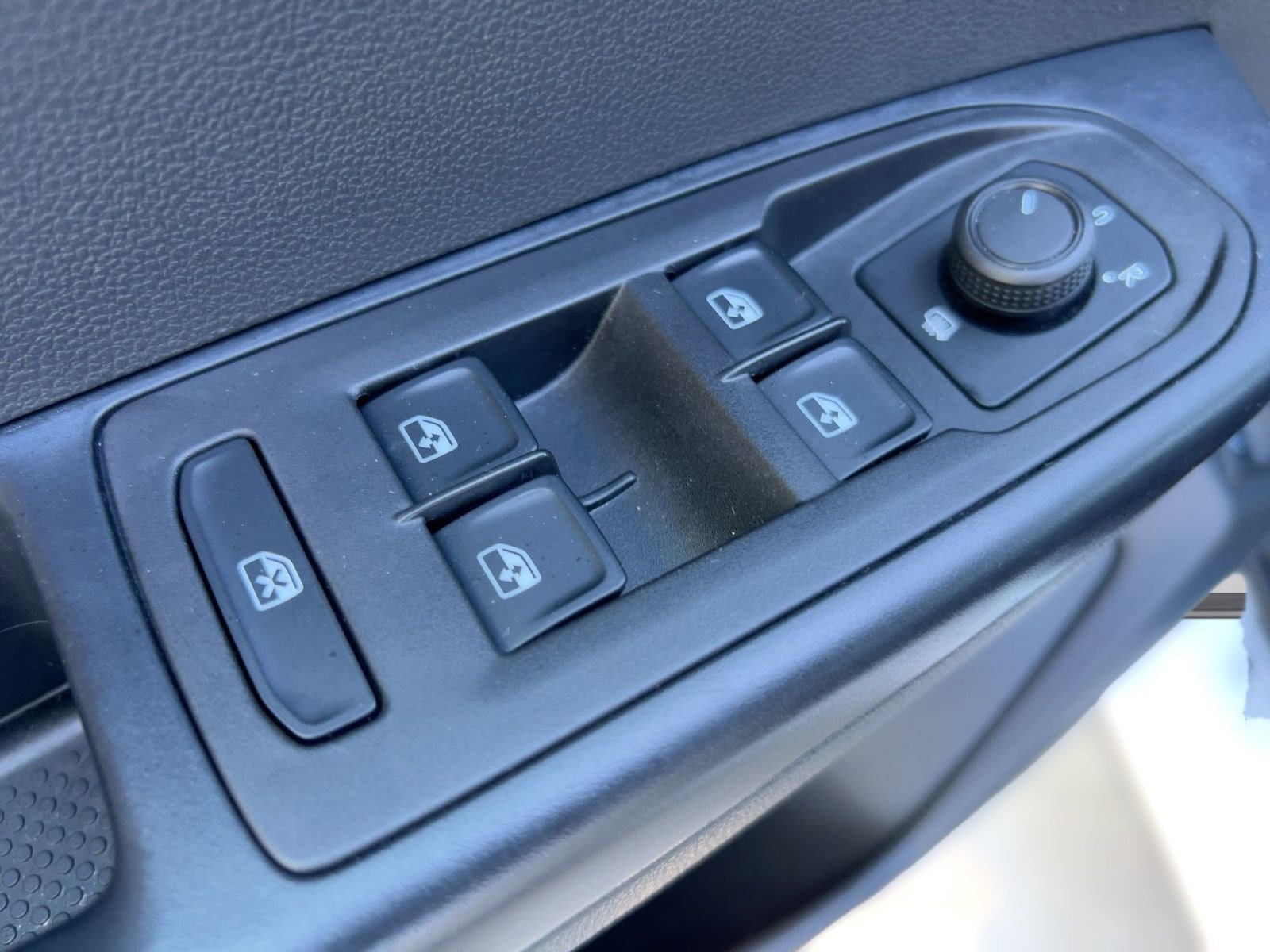 Used 2024 Volkswagen Taos SE image 19