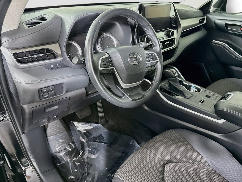 Used 2025 Toyota Highlander LE FWD image 22