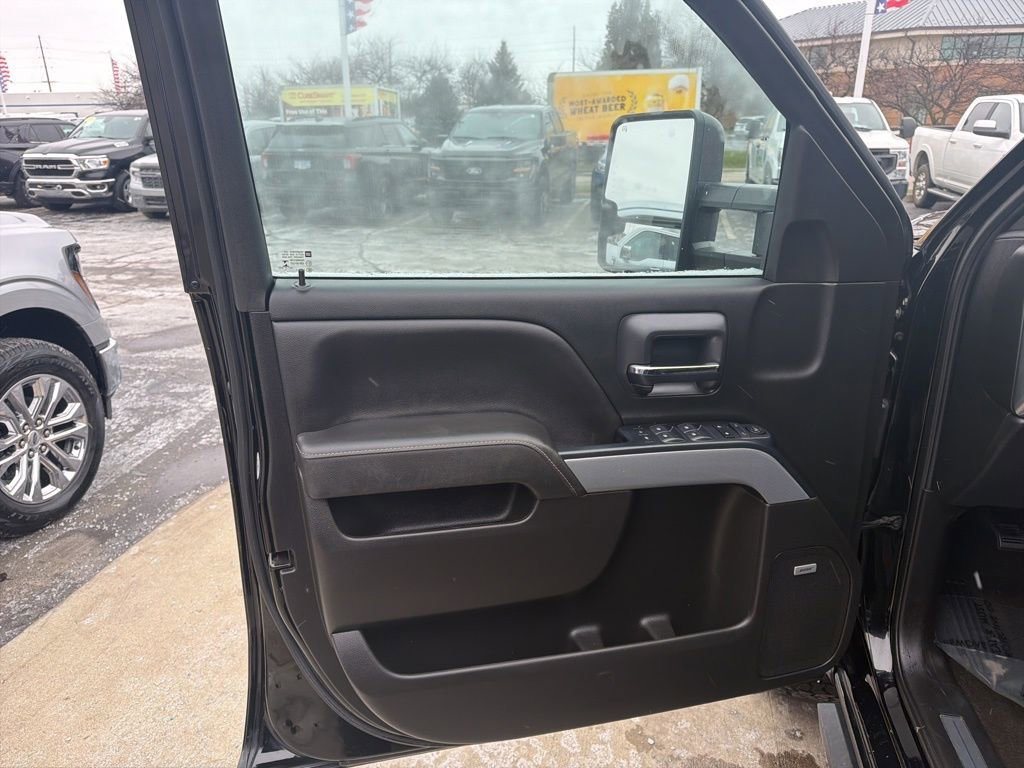 Used 2018 Chevrolet Silverado 1500 LT w/ Midnight Edition image 11