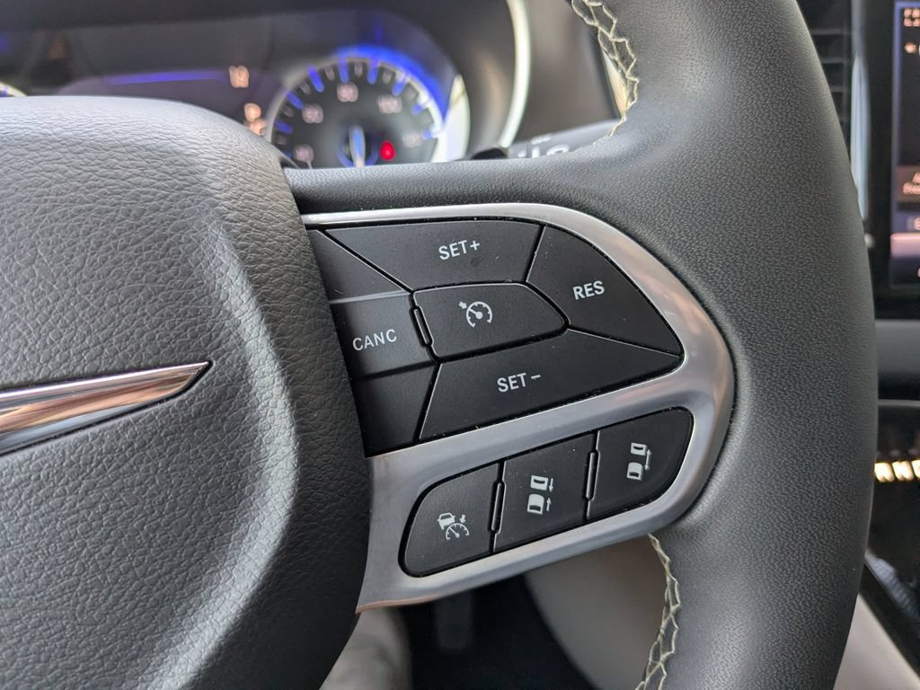 Used 2023 Chrysler Pacifica Touring-L FWD image 23