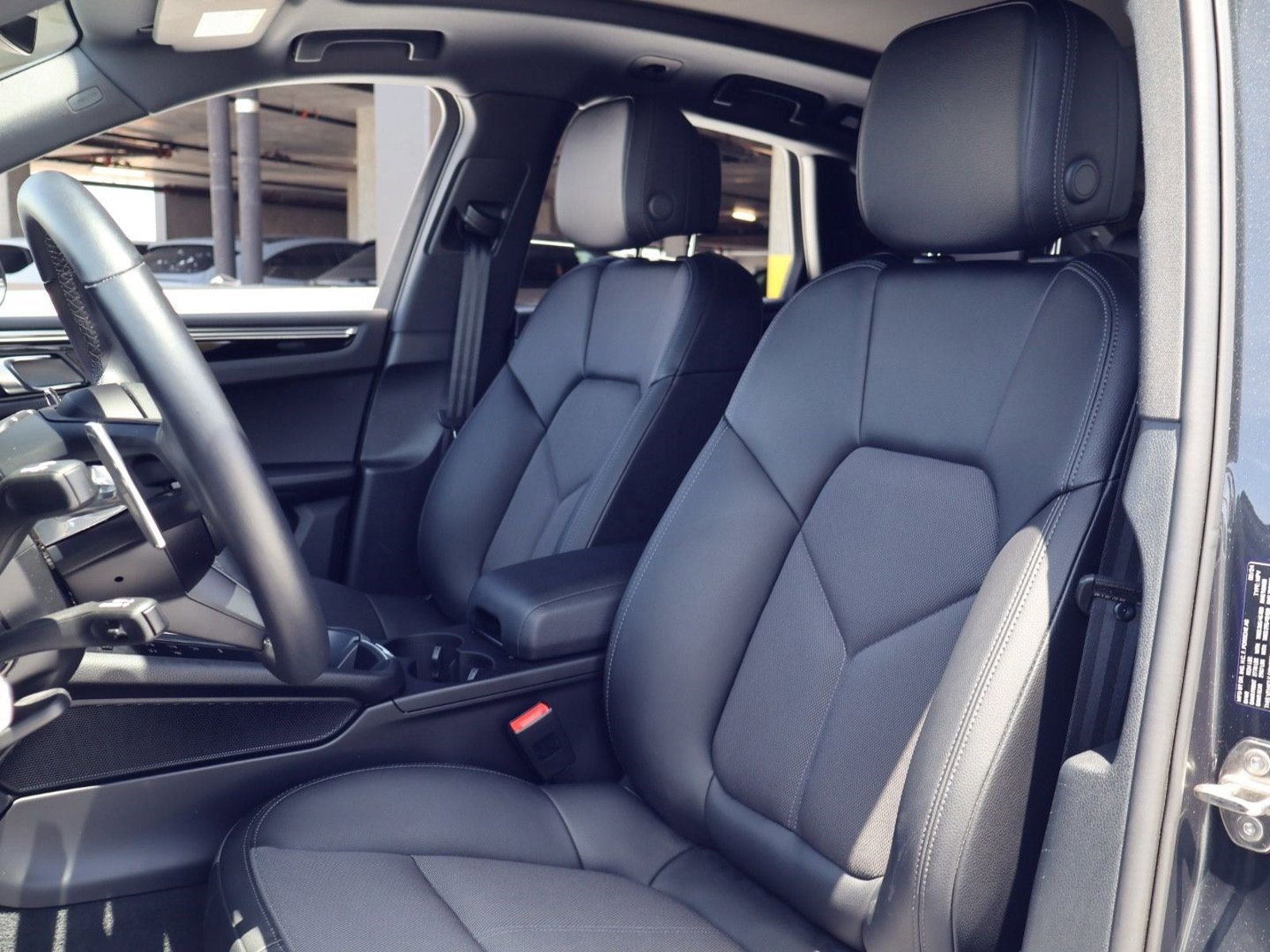 Certified 2024 Porsche Macan AWD/4WD image 5