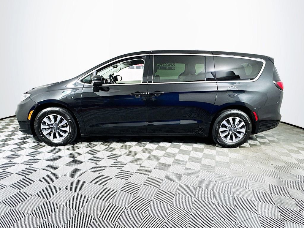 Used 2022 Chrysler Pacifica Touring-L FWD image 4
