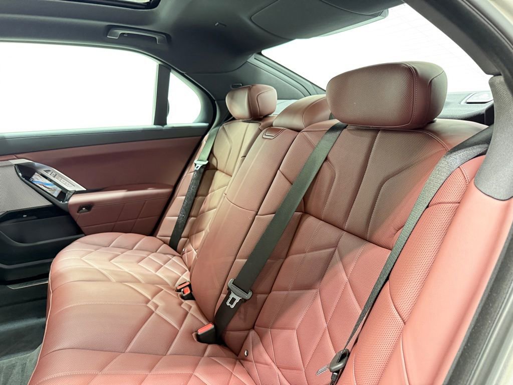 Used 2023 BMW 760i xDrive image 23