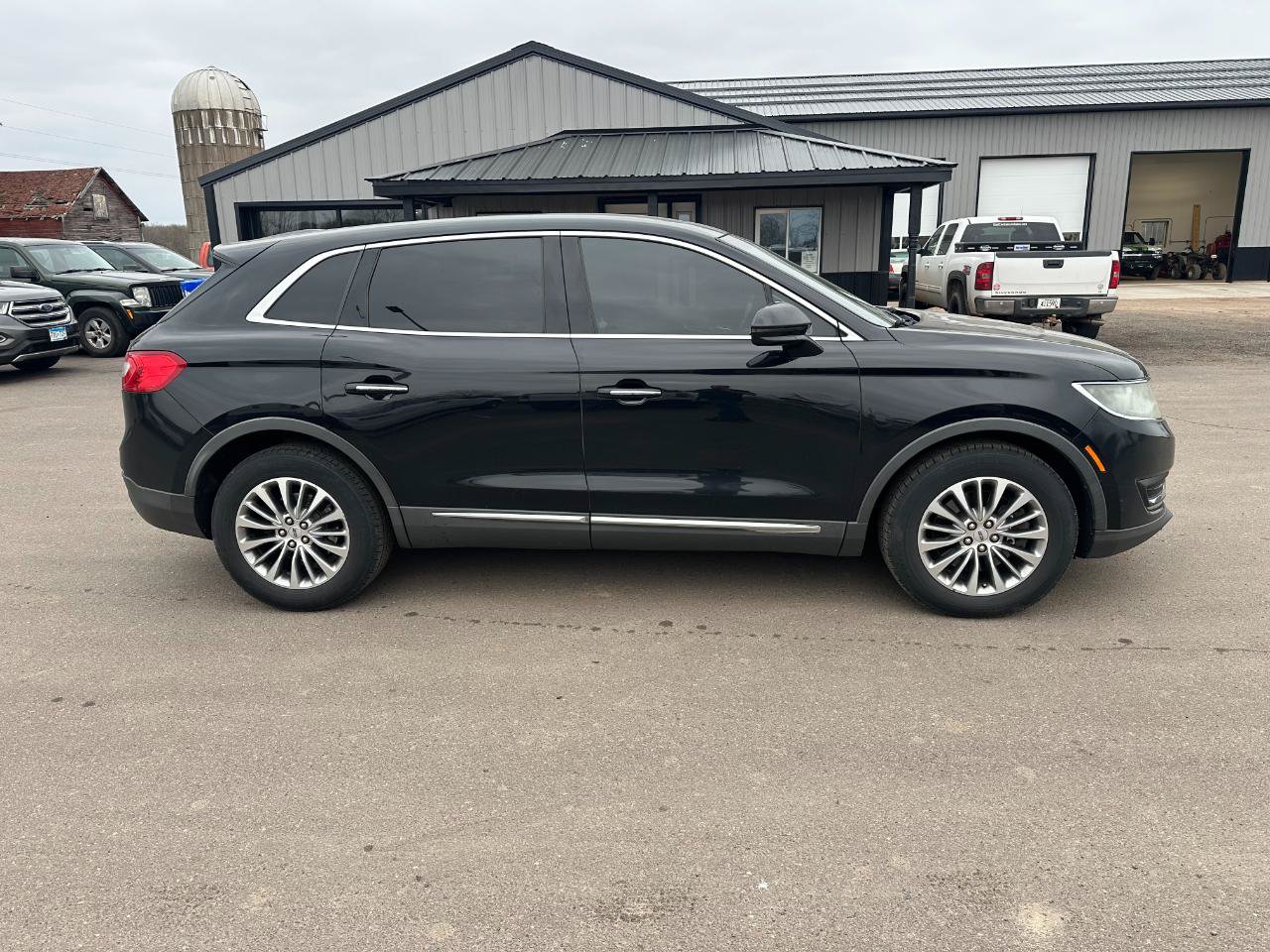 Used 2016 Lincoln MKX Select w/ Select Plus Package AWD/4WD image 6