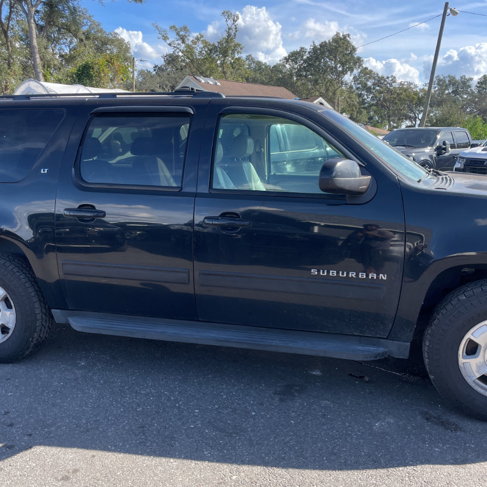 Used 2010 Chevrolet Suburban LT image 7