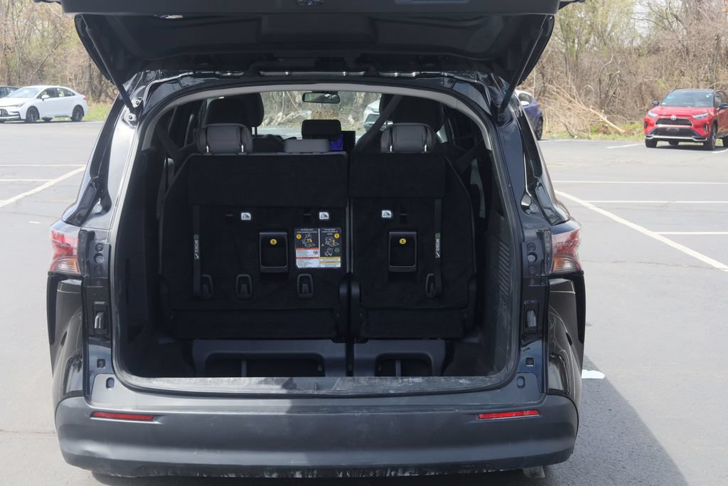 Used 2025 Toyota Sienna LE FWD image 6