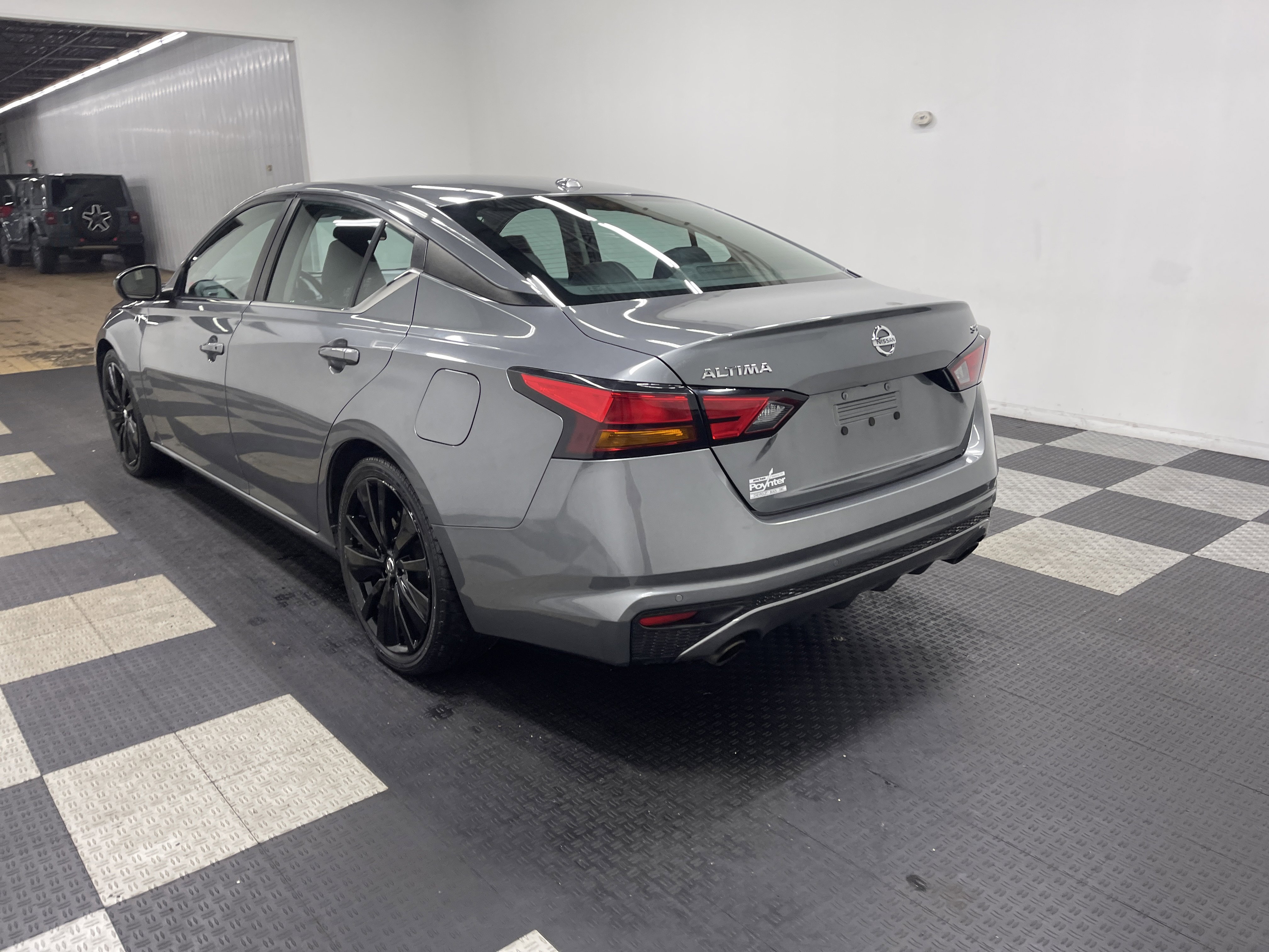 Used 2021 Nissan Altima 2.5 SR image 2