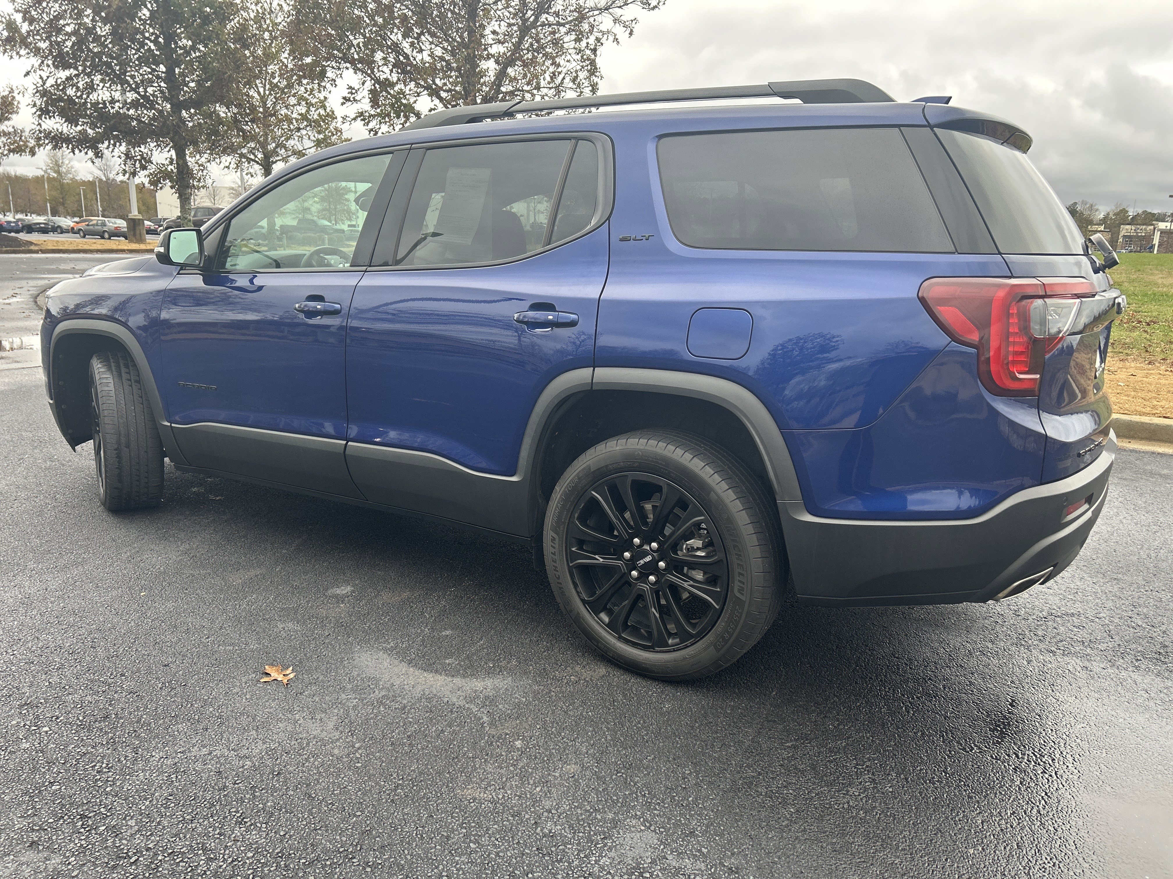 Used 2023 GMC Acadia SLT w/ Elevation Edition image 7
