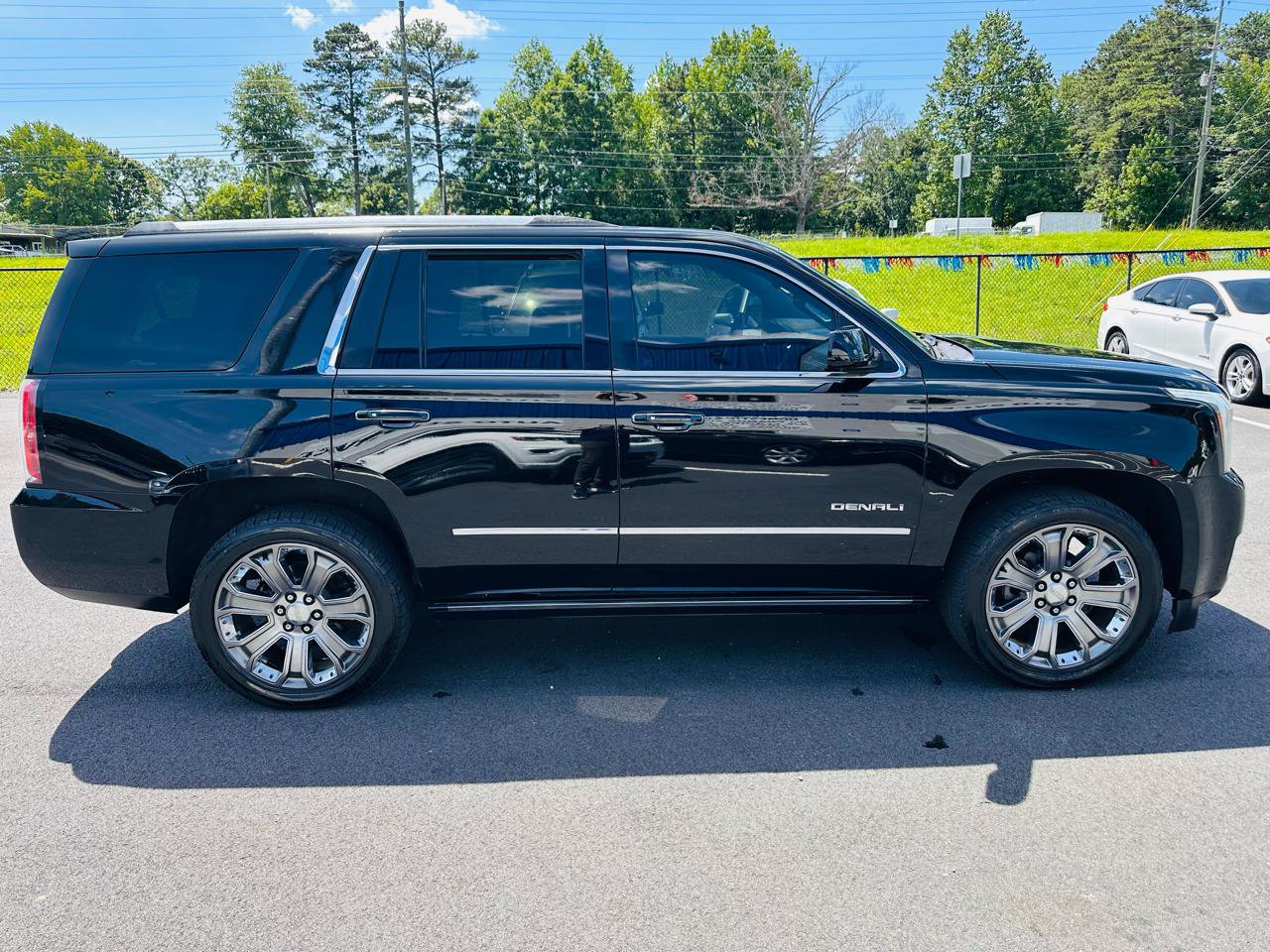 Used 2015 GMC Yukon Denali w/ Premium Package AWD/4WD image 6