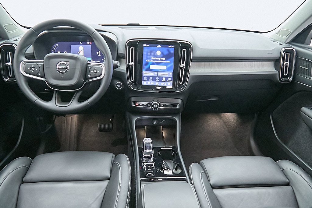 Certified 2025 Volvo XC40 B5 Ultra AWD/4WD image 24