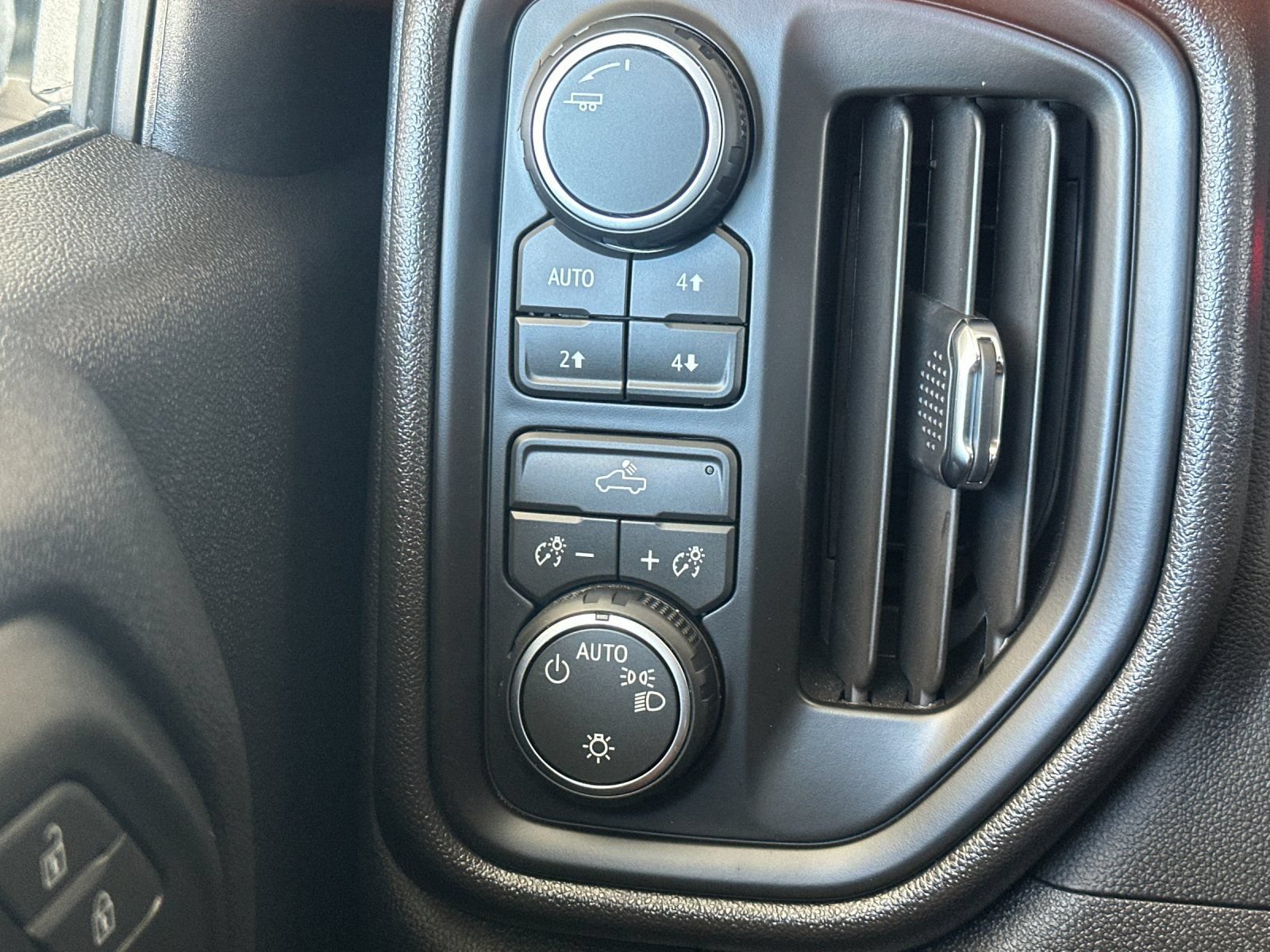 Used 2026 Chevrolet Silverado 1500 Custom Trail Boss w/ LPO, Dark Essentials Package AWD/4WD image 30