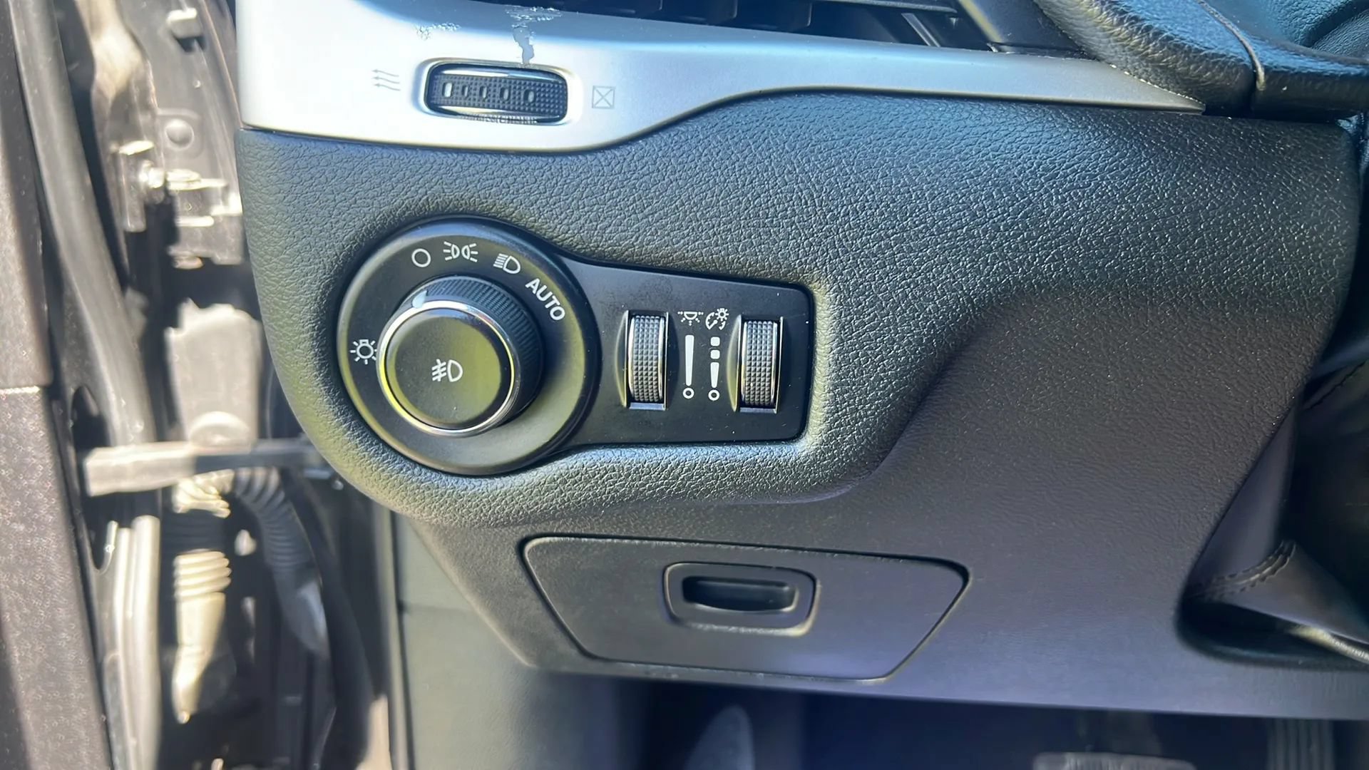 Used 2016 Jeep Cherokee Limited FWD image 27