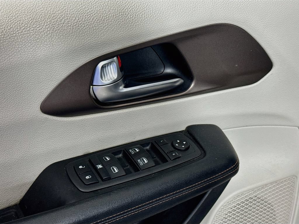 Used 2019 Chrysler Pacifica Touring Plus w/ Advanced Safetytec Group FWD image 18