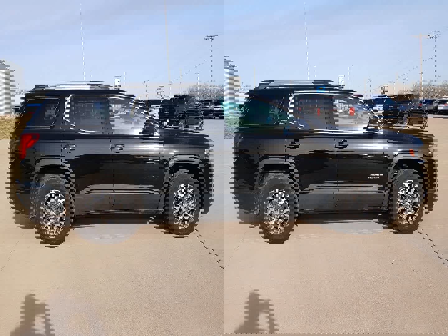 Used 2023 GMC Acadia SLE w/ Driver Convenience Package image 3