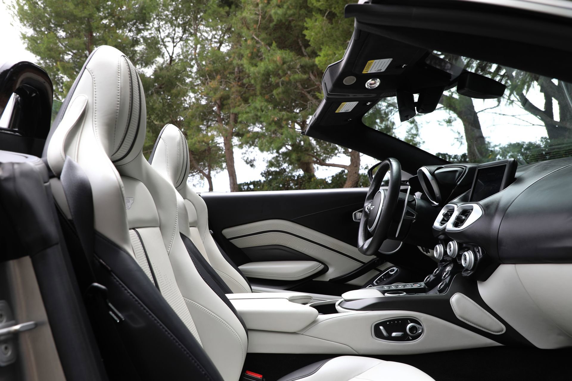 Used 2023 Aston Martin V8 Vantage Roadster RWD image 23