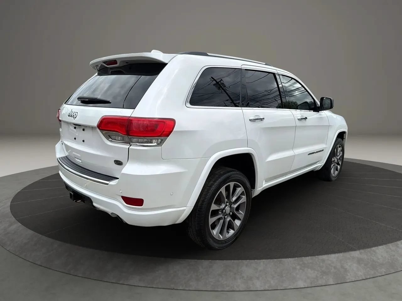 Used 2017 Jeep Grand Cherokee Overland w/ Jeep Active Safety Group AWD/4WD image 5