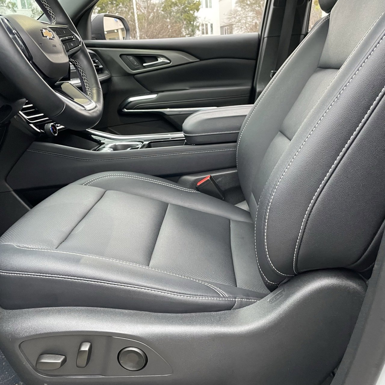 Used 2025 Chevrolet Traverse LT image 22