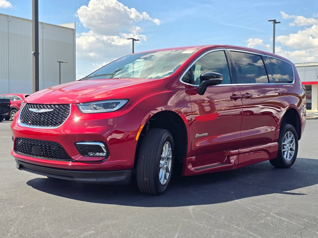 Used 2026 Chrysler Pacifica Select FWD image 4