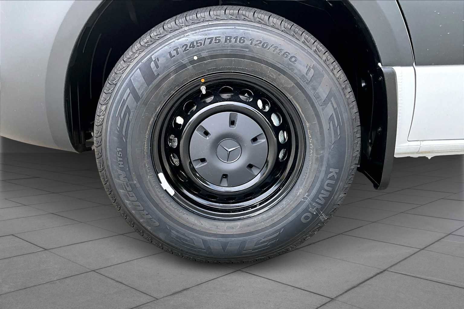 Used 2025 Mercedes-Benz Sprinter 2500 image 16