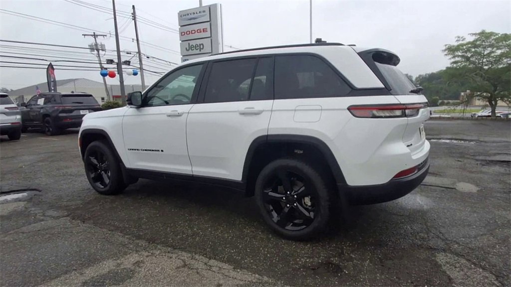 Certified 2025 Jeep Grand Cherokee Limited w/ Black Appearance Package image 6
