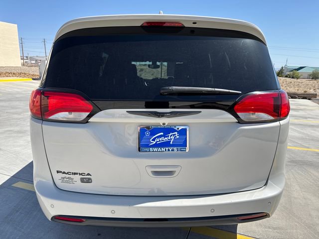 Used 2020 Chrysler Pacifica Touring-L FWD image 4