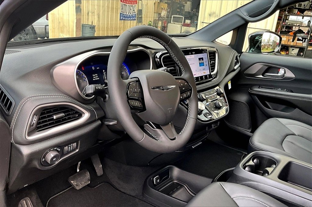 New 2026 Chrysler Pacifica Select image 6