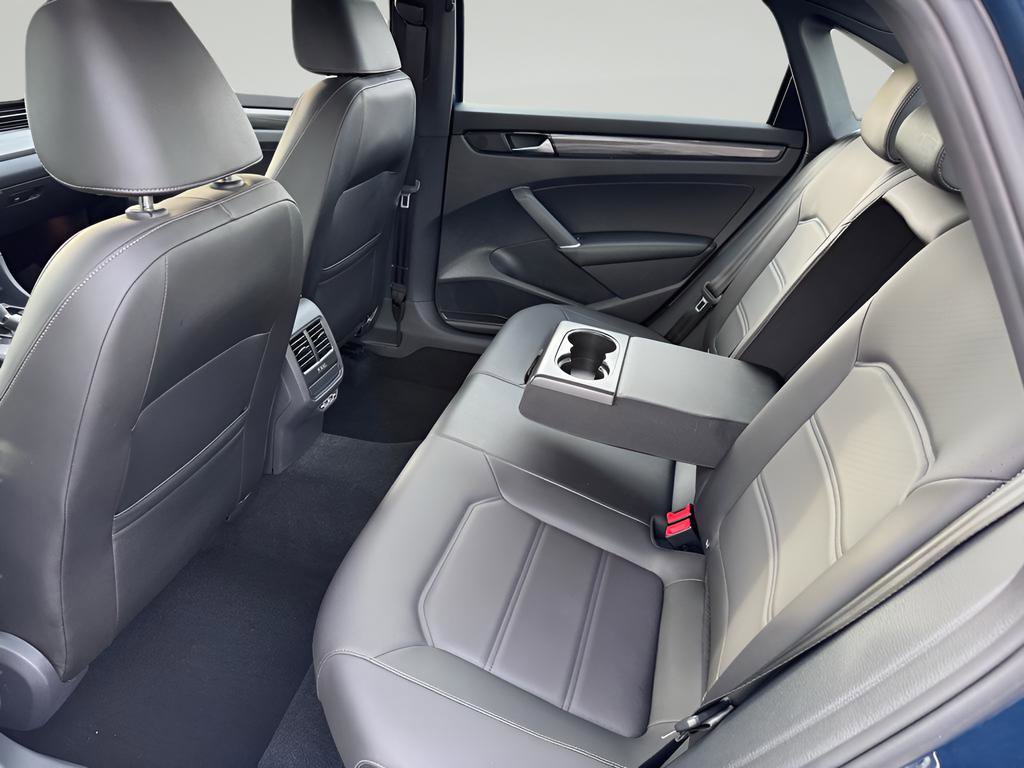 Used 2022 Volkswagen Passat 2.0T R-Line image 35