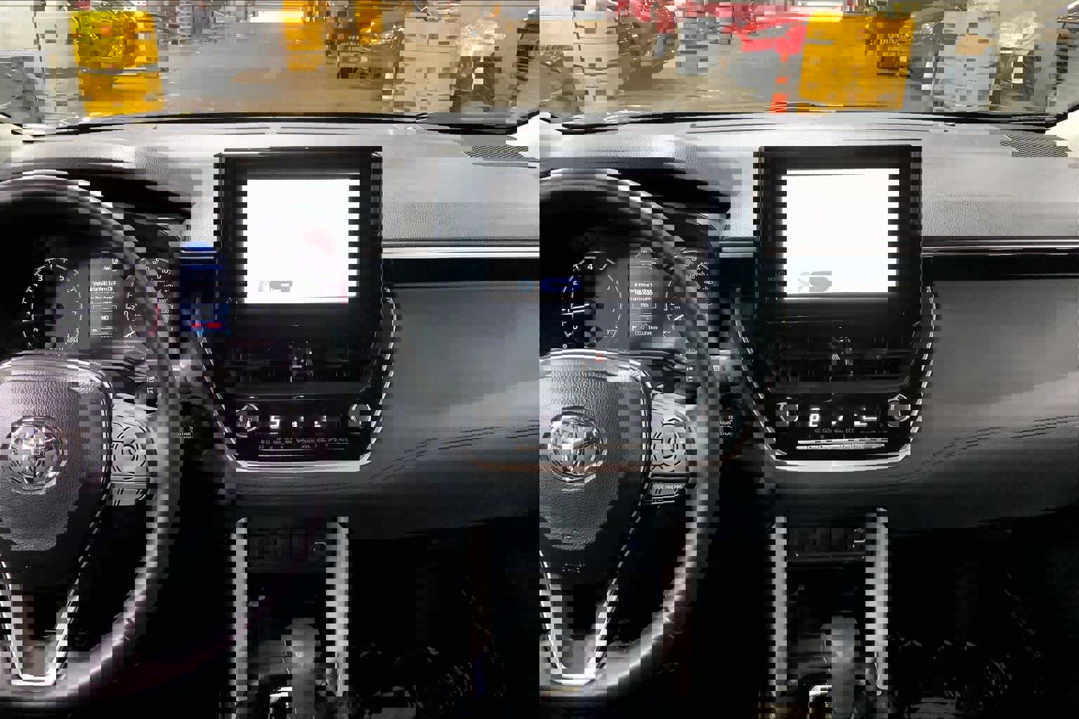 Used 2025 Toyota Corolla Cross LE image 7