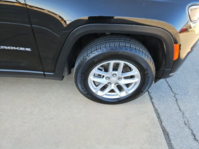 Used 2023 Jeep Grand Cherokee L Laredo image 9