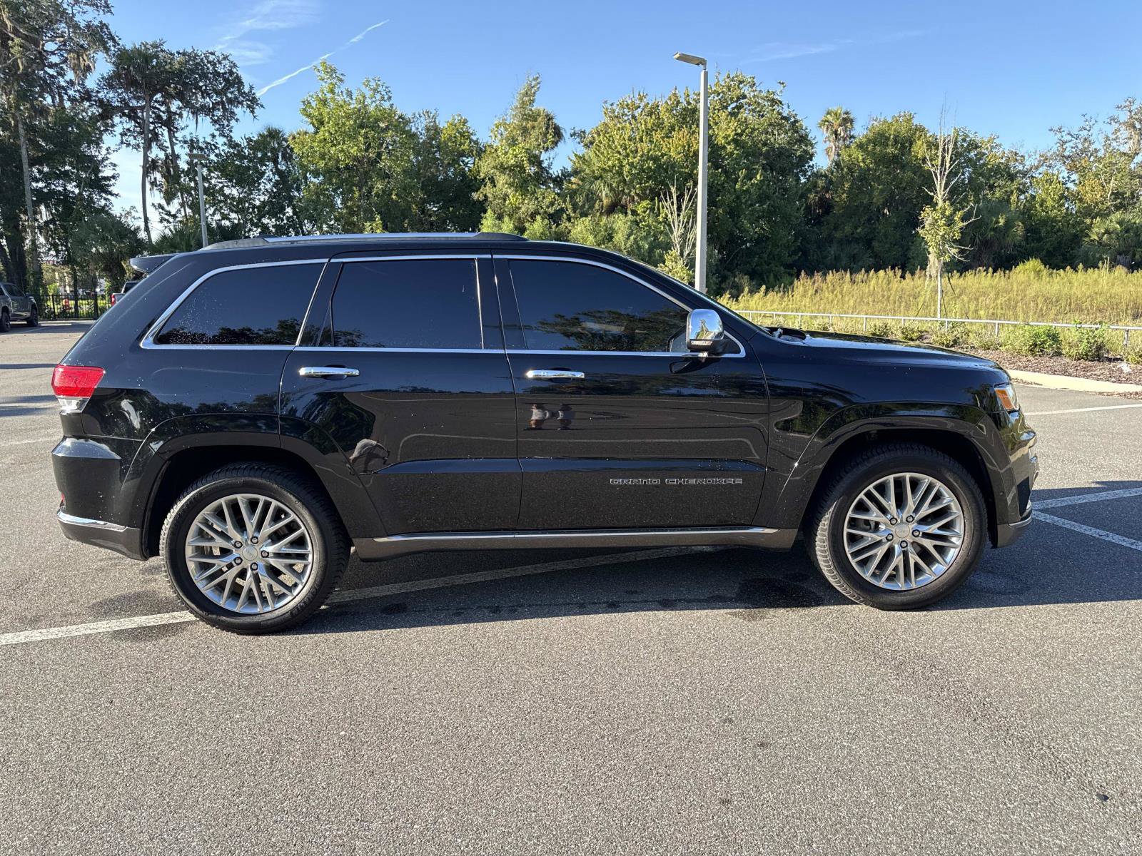 Used 2017 Jeep Grand Cherokee Summit AWD/4WD image 2