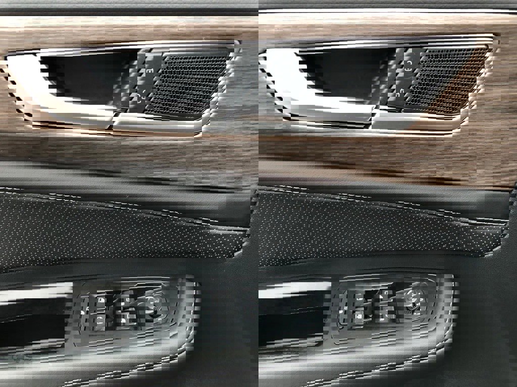 Used 2025 Volkswagen Atlas SEL image 12