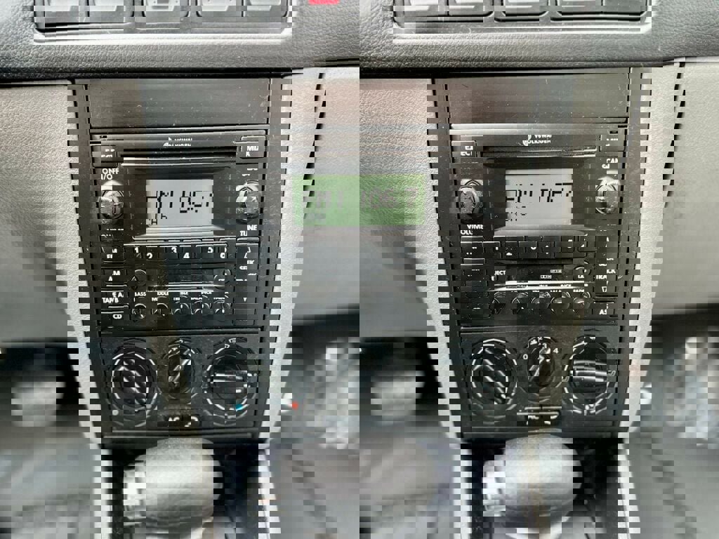 Used 2005 Volkswagen Golf GL image 16