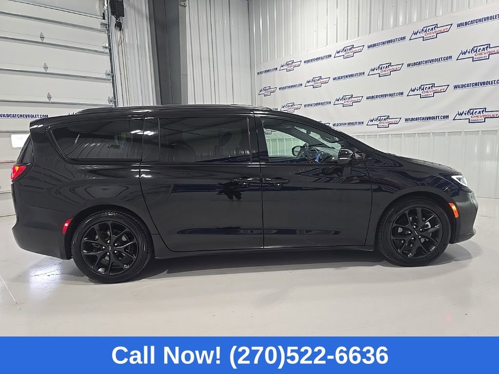 Used 2025 Chrysler Pacifica Limited image 8