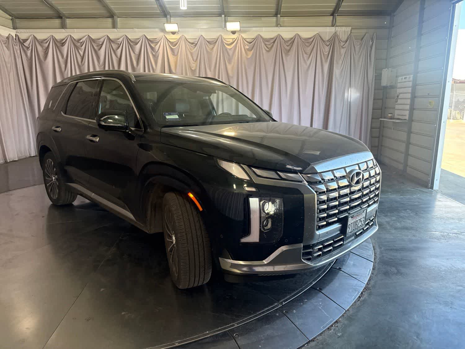 Used 2025 Hyundai Palisade Calligraphy FWD image 3