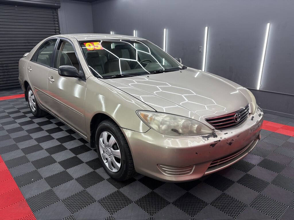 Used 2005 Toyota Camry LE FWD image 2