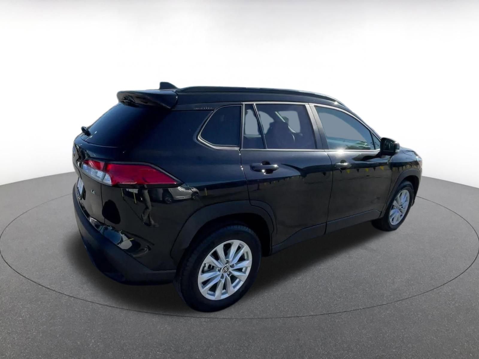 Used 2025 Toyota Corolla Cross LE image 15