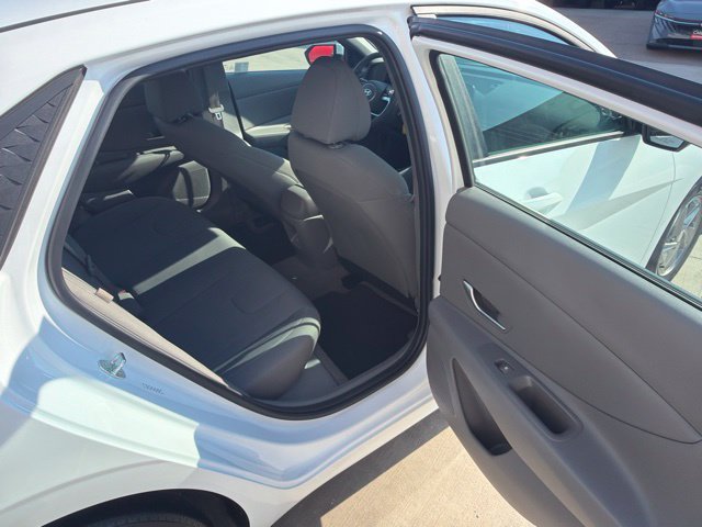Used 2024 Hyundai Elantra SE FWD image 19