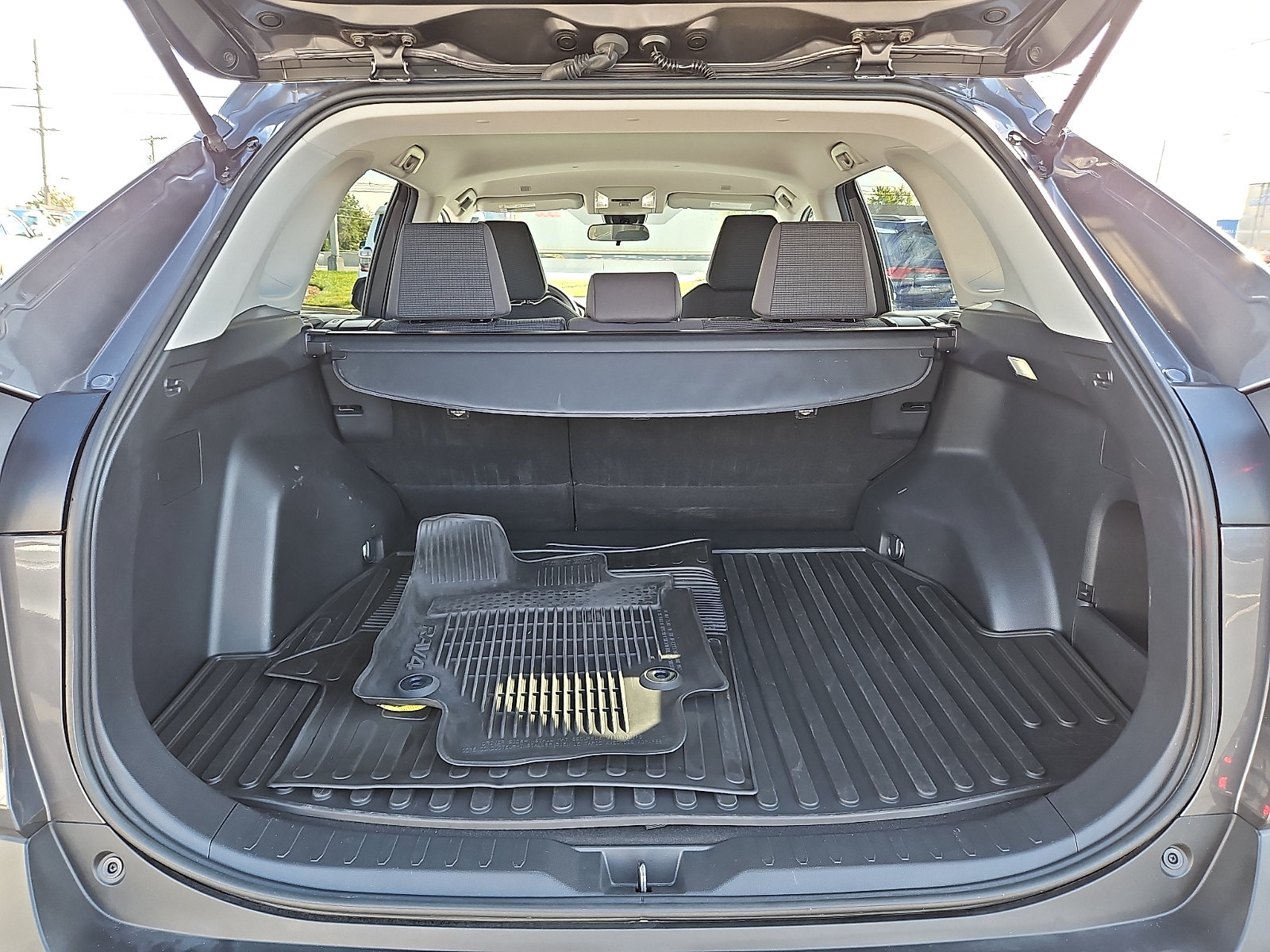 Used 2024 Toyota RAV4 LE AWD/4WD image 28