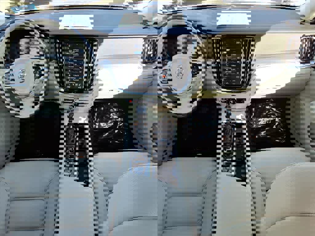 Used 2020 Volvo S60 T6 Momentum image 13