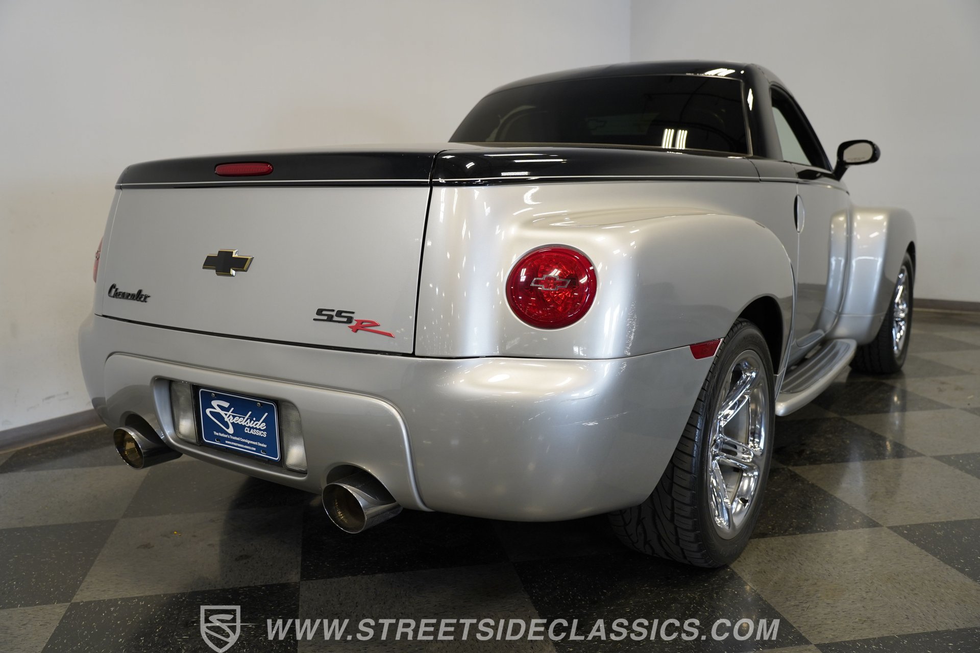 Used 2006 Chevrolet SSR w/ Preferred Equipment Group RWD image 12