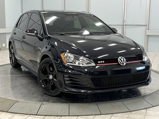 Used 2017 Volkswagen Golf S image 1
