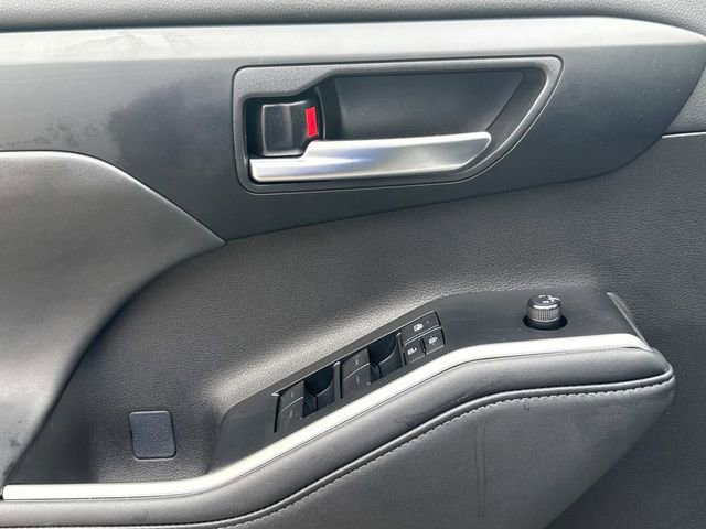 Used 2025 Toyota Highlander XLE image 27