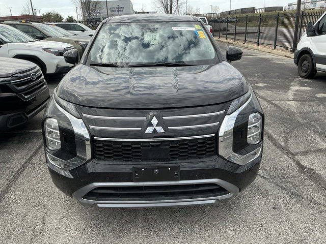 Used 2025 Mitsubishi Outlander SE image 2