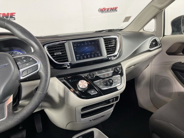 Used 2020 Chrysler Voyager L image 18