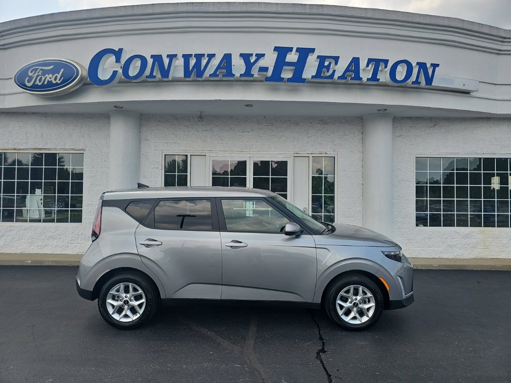 Used 2025 Kia Soul LX FWD image 1