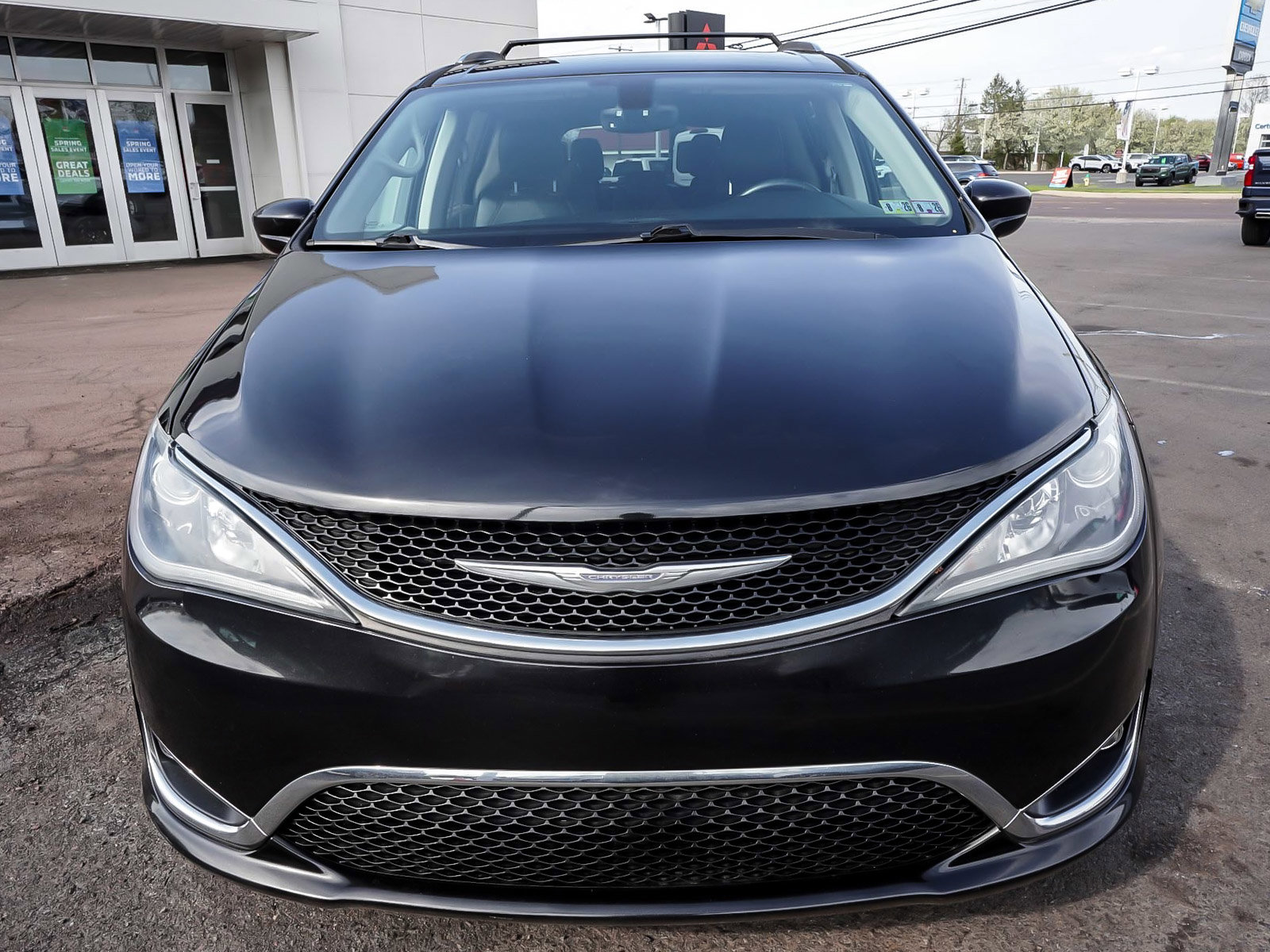 Used 2017 Chrysler Pacifica Touring-L Plus FWD image 2