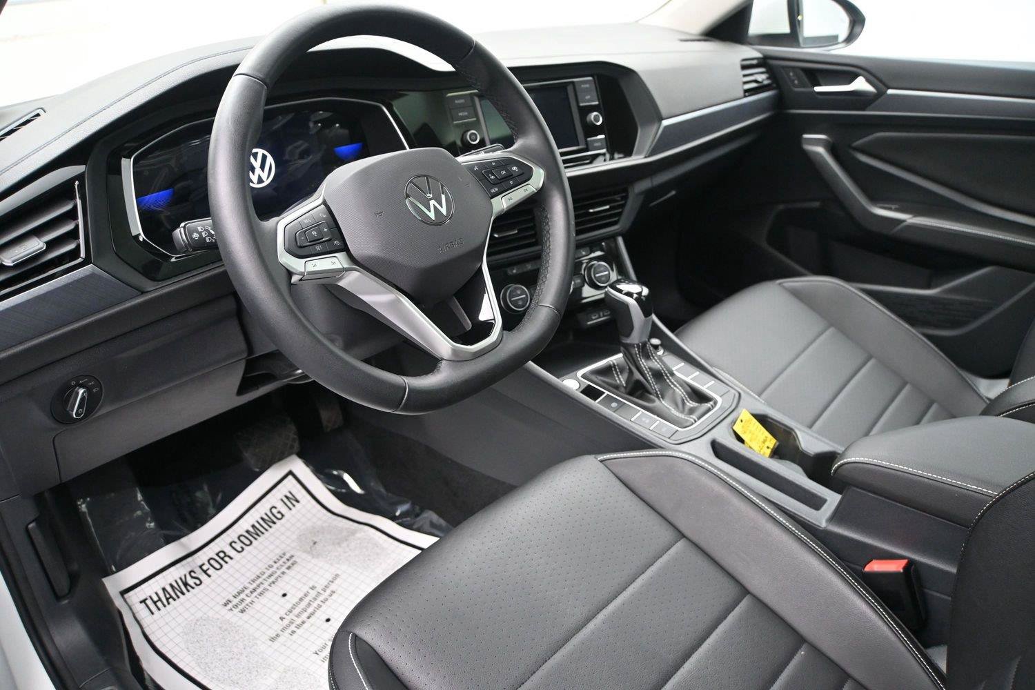 Used 2023 Volkswagen Jetta SE w/ Panoramic Sunroof Package FWD image 2